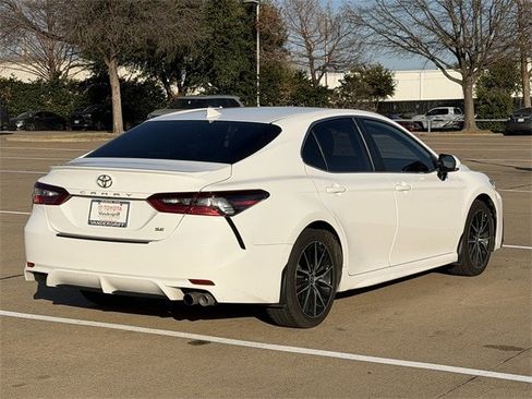 Used 2024 Toyota Camry SE image 4