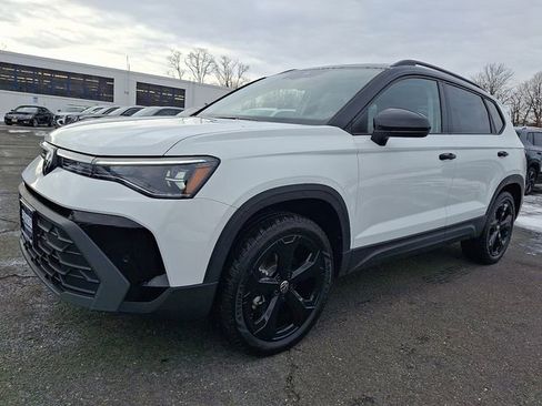 New 2026 Volkswagen Taos SE image 2