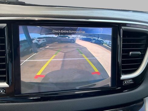 Used 2024 Chrysler Pacifica Touring-L FWD image 26