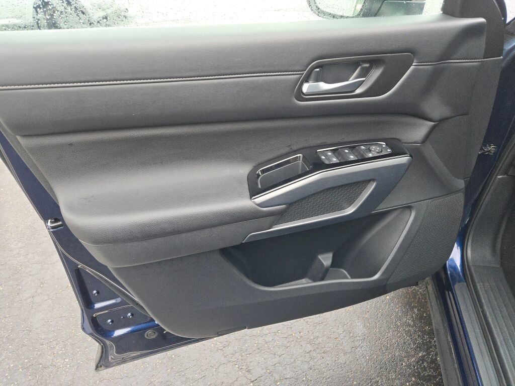 Used 2025 Nissan Pathfinder SL AWD/4WD image 19