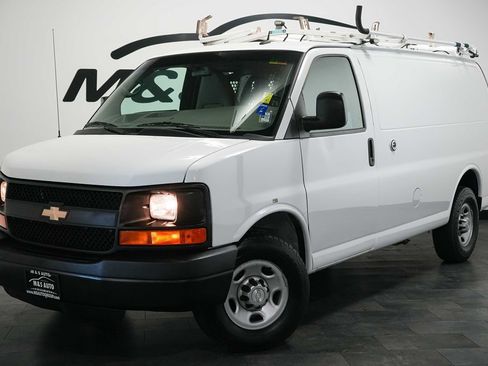 Used 2015 Chevrolet Express 2500 RWD image 2