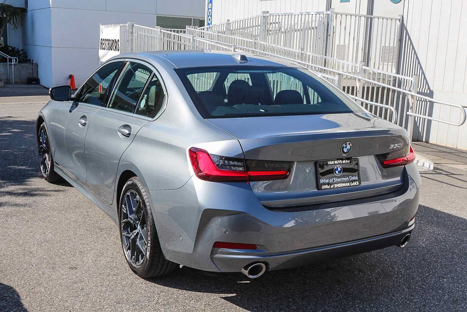 Used 2026 BMW 330i Sedan w/ Convenience Package RWD image 11
