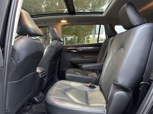 Used 2020 Toyota Highlander Platinum image 10