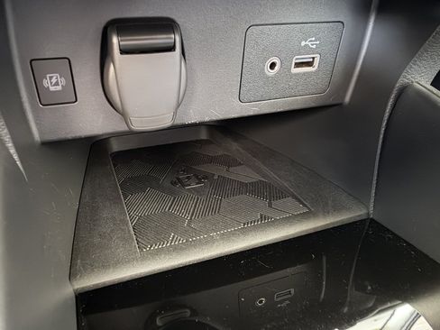 Used 2025 Nissan Versa SV FWD image 19