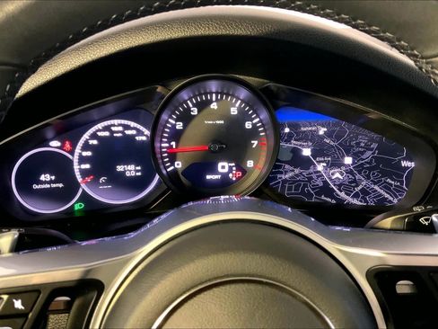 Used 2022 Porsche Cayenne Platinum Edition image 29