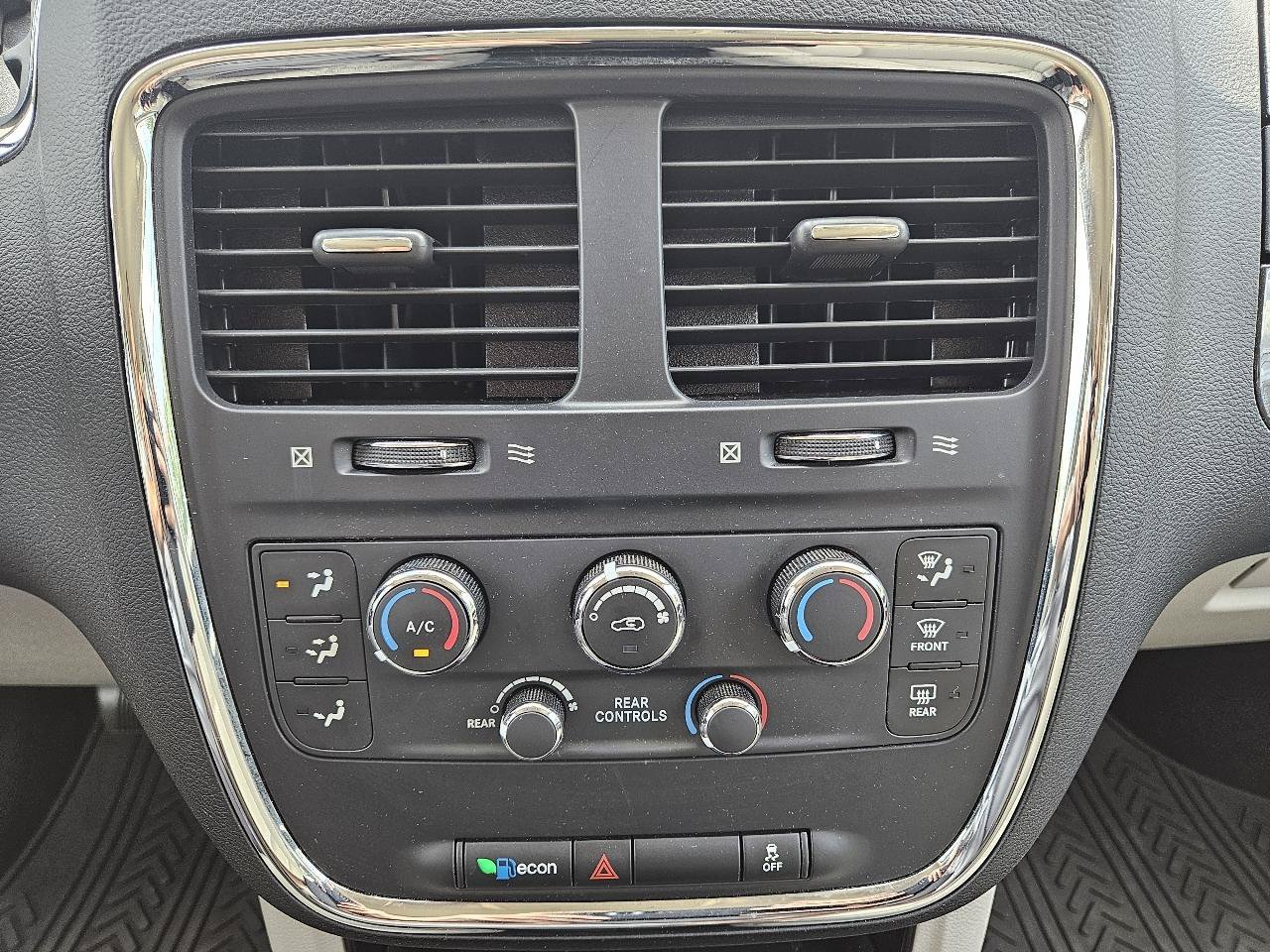 Used 2017 Dodge Grand Caravan SE FWD image 35