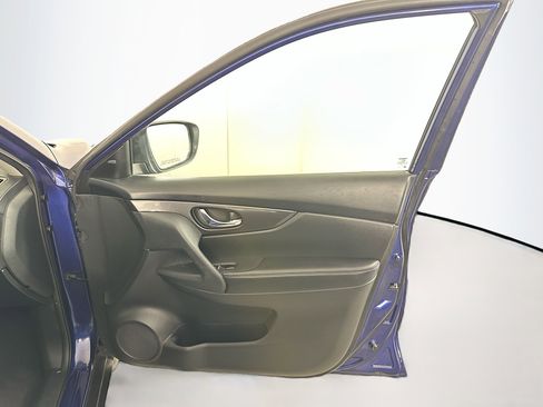 Used 2018 Nissan Rogue SV w/ Premium Package image 32