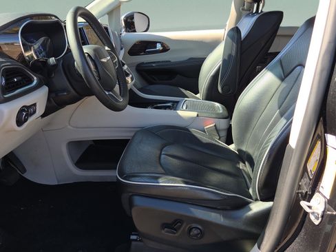 Used 2023 Chrysler Pacifica Limited w/ Uconnect Theater Family Group image 12