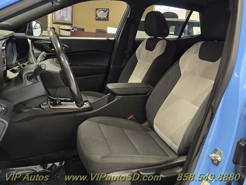 Used 2024 Chevrolet Trax RS w/ Sunroof Package FWD image 14