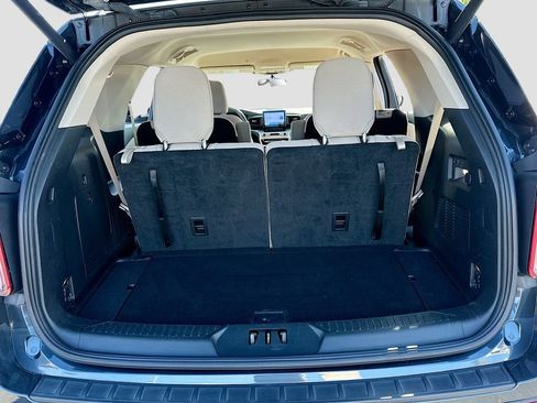 Used 2022 Ford Explorer XLT image 25