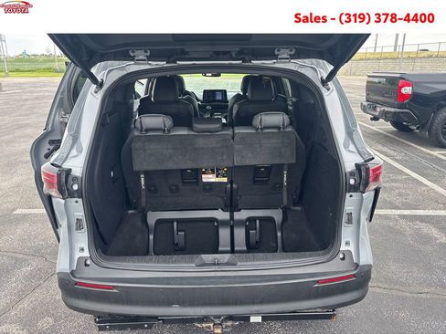 Certified 2022 Toyota Sienna XLE Woodland Edition AWD/4WD image 22