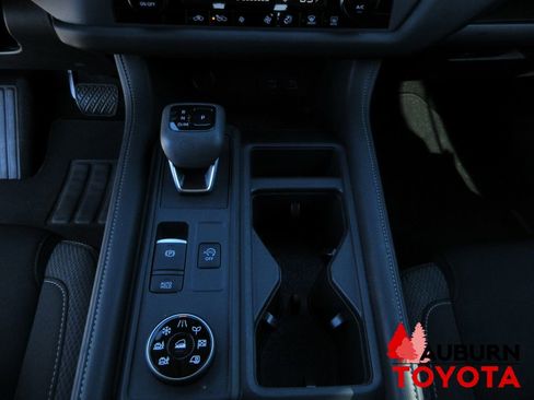 Used 2025 Nissan Pathfinder S image 17