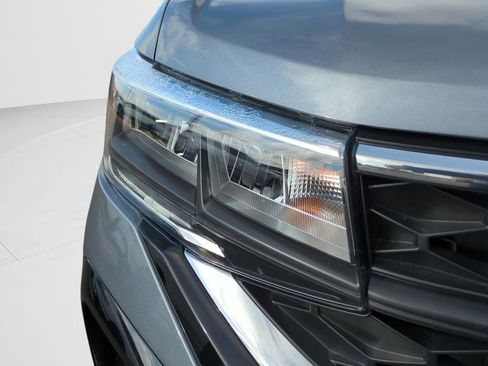 Used 2024 Volkswagen Taos SE image 9