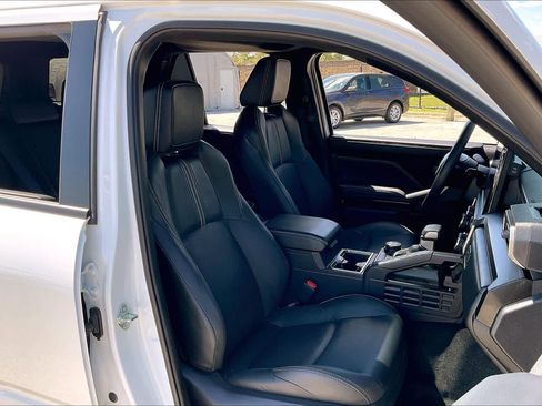 Used 2025 Toyota 4Runner Limited AWD/4WD image 9