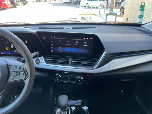 Used 2025 Chevrolet Trax LT image 18