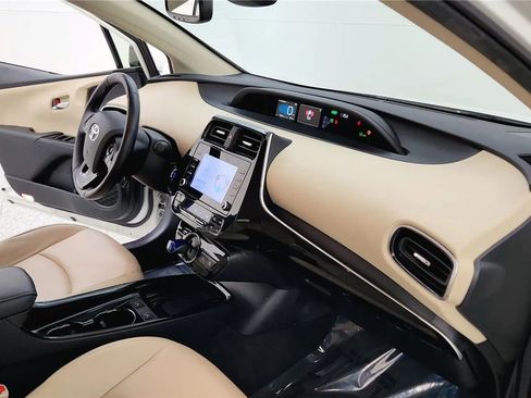 Used 2020 Toyota Prius XLE image 35