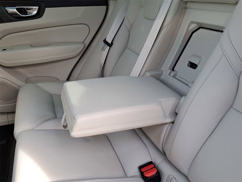 Used 2023 Volvo XC60 B5 Ultimate w/ Climate Package image 25