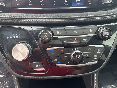 Used 2023 Chrysler Pacifica Limited w/ Uconnect Theater Family Group FWD image 16