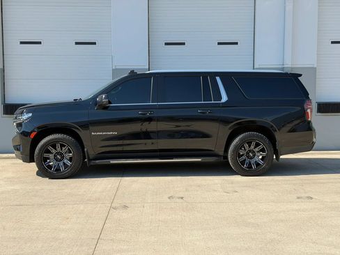 Used 2021 Chevrolet Suburban LT w/ LT Signature Package AWD/4WD image 3