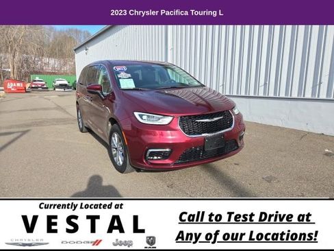 Used 2023 Chrysler Pacifica Touring-L image 1