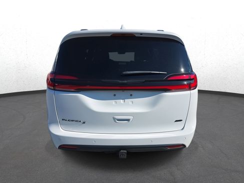 Used 2022 Chrysler Pacifica Touring-L w/ S Appearance Package image 4