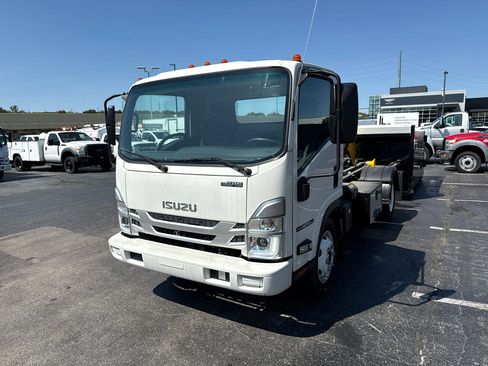 Used 2024 Isuzu NPR image 5