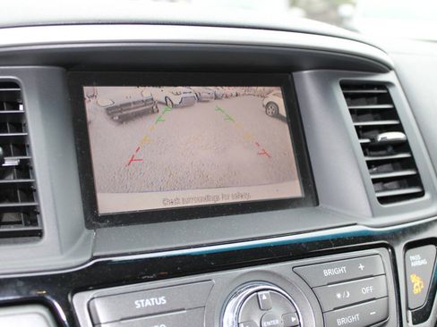 Used 2015 Nissan Pathfinder SV image 16