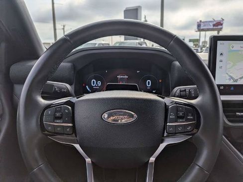 Certified 2025 Ford Explorer Platinum RWD image 23