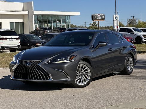 Used 2023 Lexus ES 300h Ultra Luxury image 2