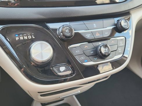 Used 2017 Chrysler Pacifica Touring w/ Tire & Wheel Group FWD image 18