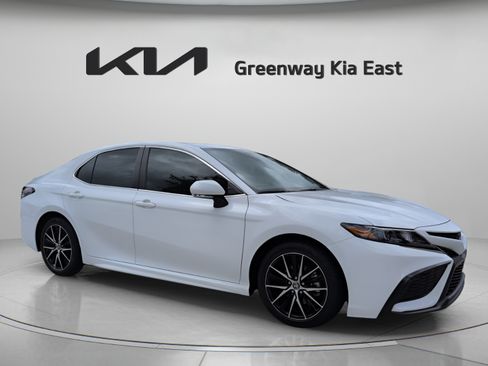 Used 2024 Toyota Camry SE w/ Convenience Package FWD image 3