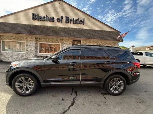 Used 2022 Ford Explorer XLT w/ Equipment Group 202A AWD/4WD image 4