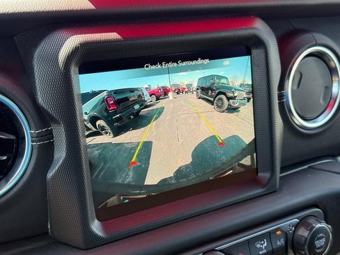 Used 2023 Jeep Wrangler Unlimited Sahara w/ Cold Weather Group AWD/4WD image 18