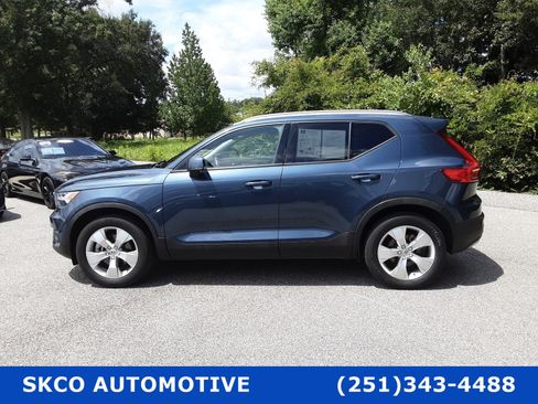 Used 2021 Volvo XC40 T4 Momentum image 2