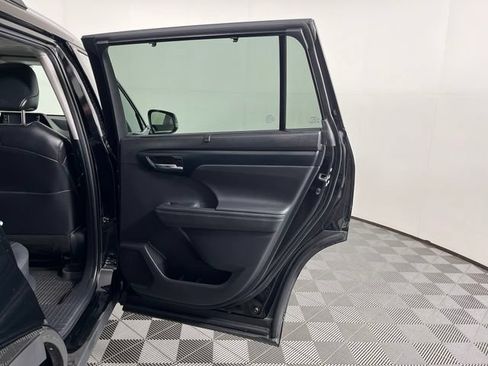 Used 2022 Toyota Highlander XLE AWD/4WD image 41