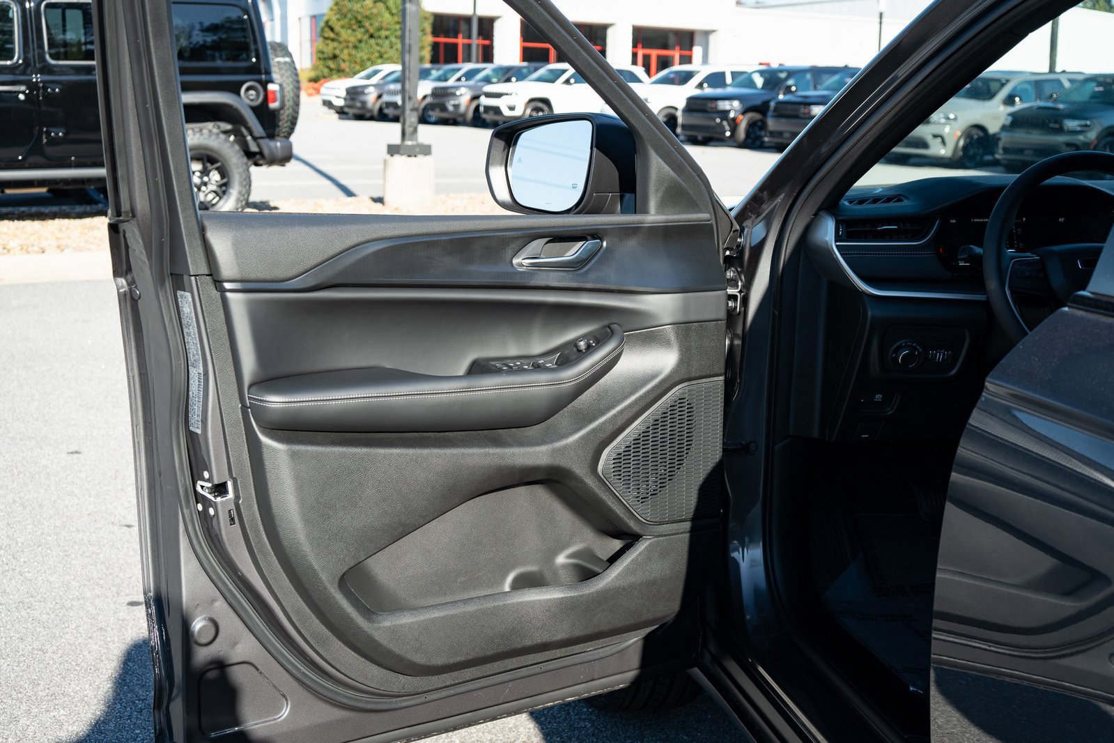 Used 2025 Jeep Grand Cherokee L Laredo RWD image 16