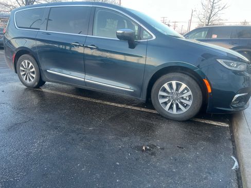 Used 2022 Chrysler Pacifica Limited image 8