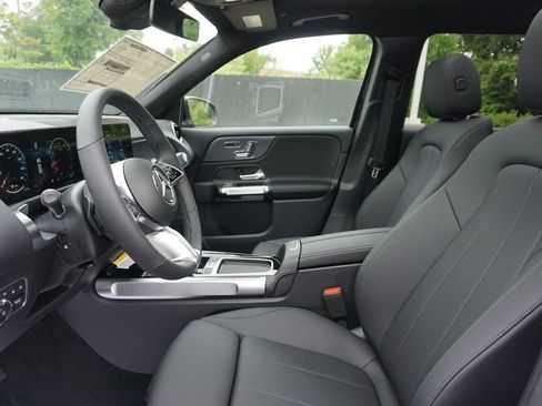 New 2025 Mercedes-Benz GLB 250 4MATIC image 9