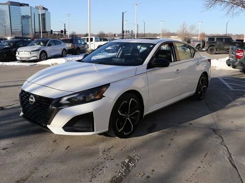 Used 2023 Nissan Altima 2.5 SR w/ SR Premium Package image 2