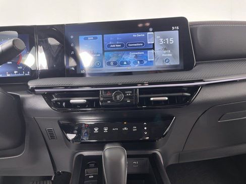 Used 2025 Nissan Kicks SR FWD image 21