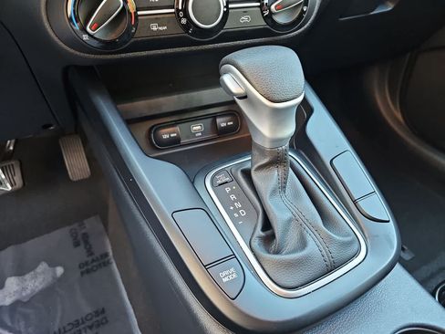 Used 2025 Kia Soul LX w/ LX Technology Package FWD image 21