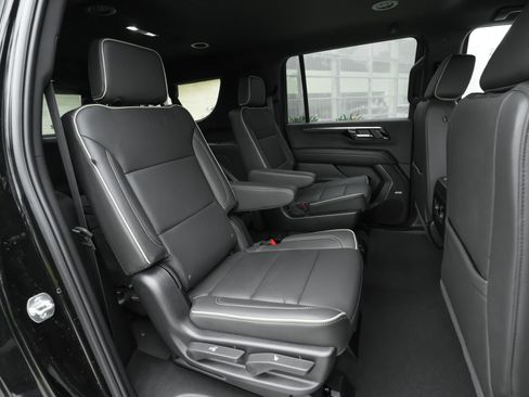 Used 2025 Chevrolet Suburban Premier image 39