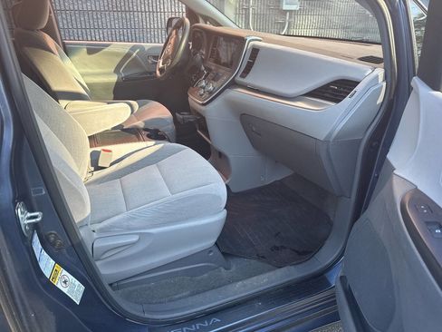 Used 2017 Toyota Sienna LE AWD/4WD image 19