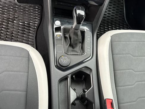 Certified 2025 Volkswagen Taos SE w/ Panoramic Sunroof Package image 22