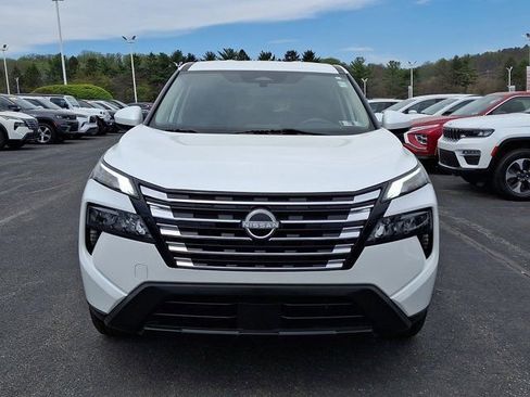 Used 2024 Nissan Rogue SV image 2