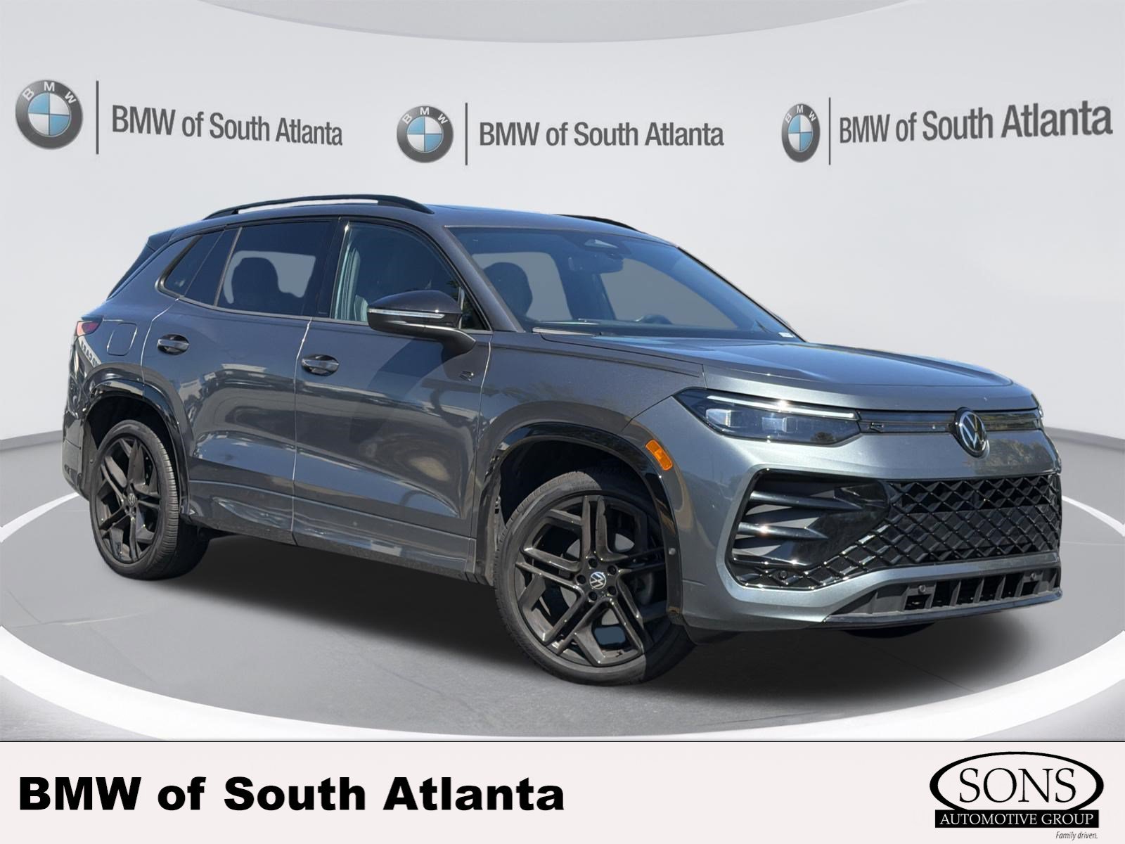 Used 2025 Volkswagen Tiguan SE R-Line FWD image 1