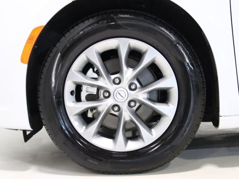 Used 2026 Chrysler Pacifica Limited FWD image 64