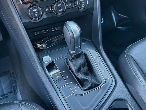 Used 2018 Volkswagen Tiguan SE w/ 18" Alloy Wheels Package image 16