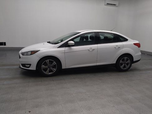Used 2018 Ford Focus SE w/ SE Appearance Package image 2