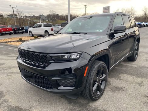 Used 2025 Jeep Grand Cherokee Altitude image 7